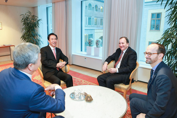 瑞典首相斯特凡·勒文（右二）、工业与基建部长Tomas Eneroth（右一）与许家印一行座谈交流